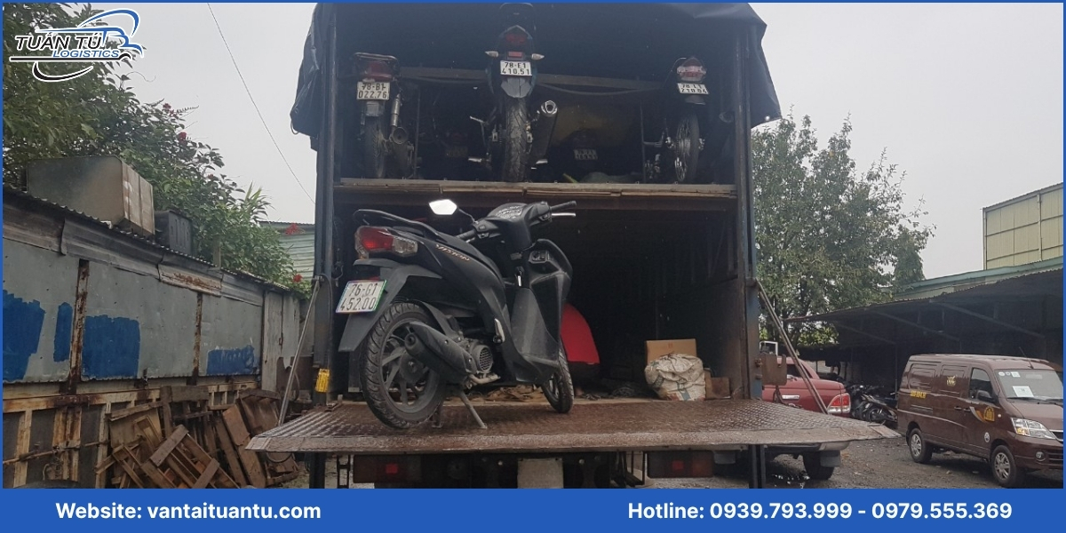 Hồ sơ vận chuyển mô tô cho showroom cần những giấy tờ gì?